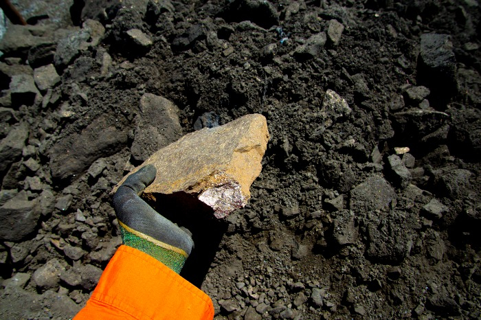 Nickel　ore　(Courtesy　of　Getty　Images)