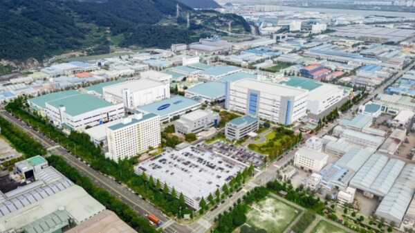 Samsung　Electro-Mechanics'　production　complex　in　Busan,　South　Korea