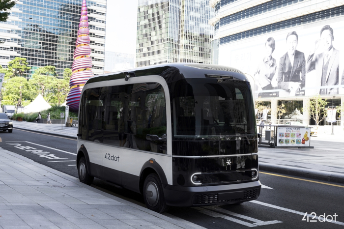 A　driverless　electric　shuttle　with　a　demand-responsive　transit　(DRT)　system　developed　by　42dot,　a　Hyundai　Motor　autonomous　driving　unit