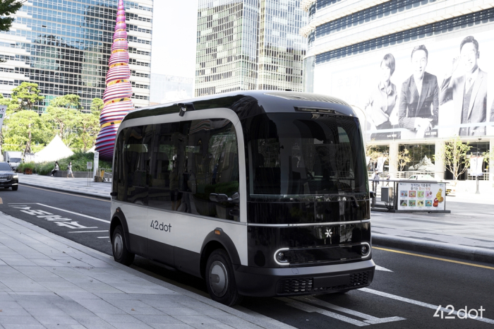 A driverless electric shuttle with a demand-responsive transit (DRT) system developed by 42dot, a Hyundai Motor autonomous driving unit