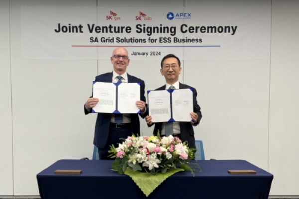 Apex　CEO　Key　Young　(on　left)　and　SK　Gas　CEO　Yoon　Byung-suk　pose　for　a　photo　after　signing　an　agreement　to　set　up　an　ESS　JV,　SA　Grid　Solutions,　on　Jan.　16,　2023　(Courtesy　of　SK　D&D)