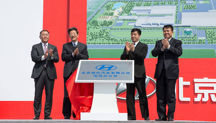 Hyundai　Motor　Group　Chairman　Chung　Euisun　(left)　attends　a　groundbreaking　ceremony　at　its　Chongqing　plant　on　April　3,　2015　(File　photo,　courtesy　of　Hyundai　Motor)