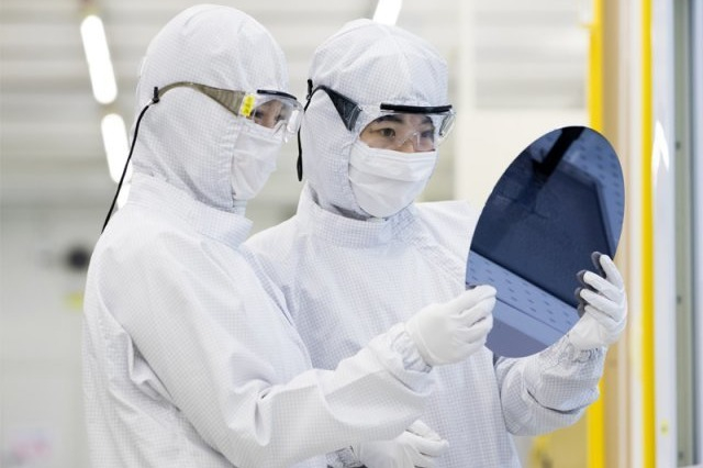 Samsung　Electronics　employees　holding　wafers　(Courtesy　of　Samsung)