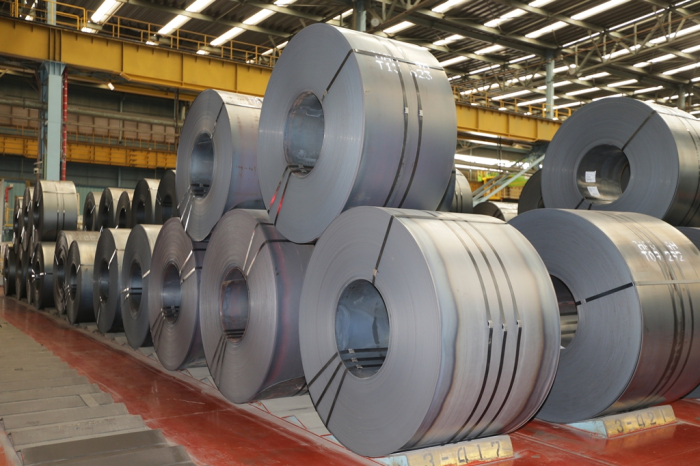 Hot-rolled　steel　plates　at　POSCO　steel　mill　in　Gwangyang,　South　Korea
