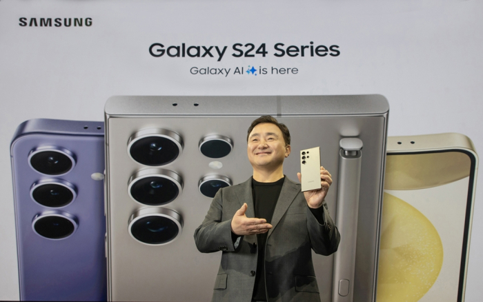 TM　Roh,　president　and　head　of　Samsung　Mobile　eXperience　(MX)　division,　shows　the　Galaxy　S24　series　at　Galaxy　Unpacked　2024