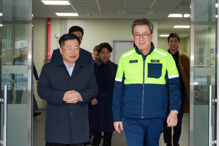 Kang　Kyung-sung,　vice　minister　of　the　Ministry　of　Trade,　Industry　and　Energy　(left),　Kim　Jun-hyung,　chief　executive　of　POSCO　Future　M　(Courtesy　of　POSCO　Future　M)