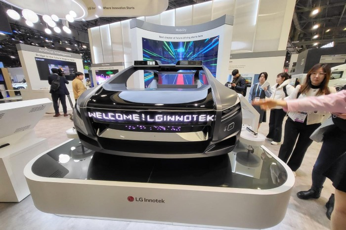 LG Innotek displays an autonomous-driving EV mock-up at CES 2024 (Courtesy of Yonhap)