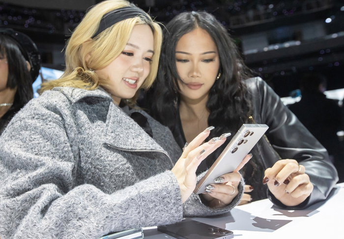 Visitors to Samsung's Galaxy Unpacked 2024 test the Galaxy S24 smartphone