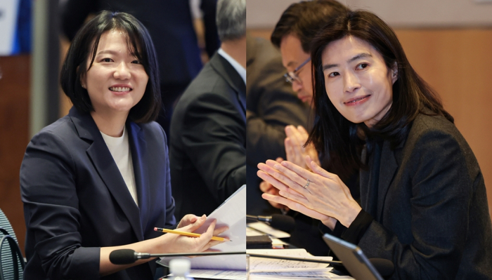 Naver　CEO　Choi　Soo-yeon　(left)　and　Kakao　CEO　nominee　Chung　Sina　at　the　government-private　sector　AI　meeting　in　Seoul　on　Friday