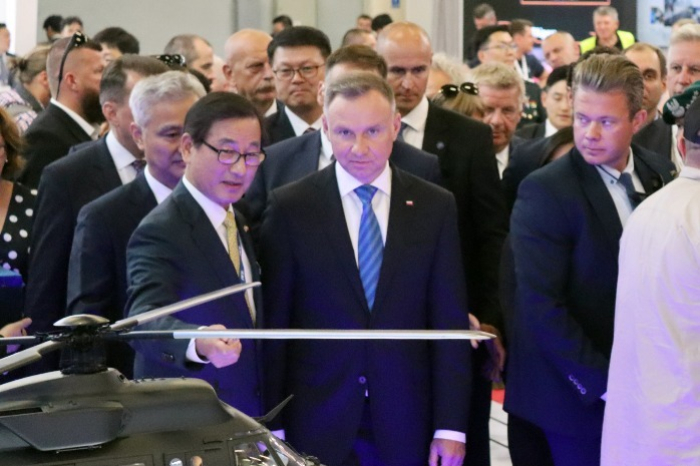 Polish　President　Andrzej　Duda　(center　of　the　first　row)　and　CEO　of　KAI　Kang　Goo-Young　(left)　at　the　MSPO　International　Defence　Industry　Exhibition　in　Kielce,　Poland　in　September　2023
