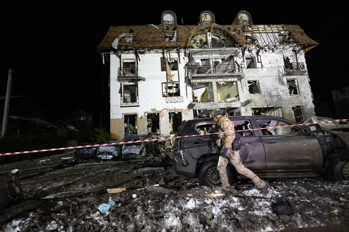 The　site　of　a　Russian　missile　attack　on　a　hotel　in　Kharkiv,　Ukraine. PHOTO: YEVHEN　TITOV/ZUMA　PRESS