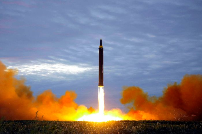 An　image,　distributed　by　the　North　Korean　government,　which　it　says　shows　the　test　launch　of　a　Hwasong-12　intermediate-range　missile　in　2017. PHOTO: KOREAN　CENTRAL　NEWS　AGENCY/KOREA　NEWS　SERVICE/ASSOCIATED　PRESS