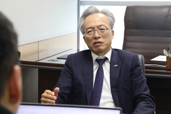 James　Jin　Shik　Choi,　head　of　the　Federation　of　Middle　Market　Enterprises　of　Korea　(FOMEK),　in　an　interview　with　The　Korea　Economic　Daily