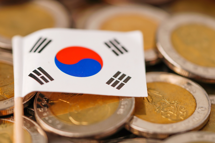South　Korean　national　flag　on　coins　background　(Courtesy　of　Getty　Images)