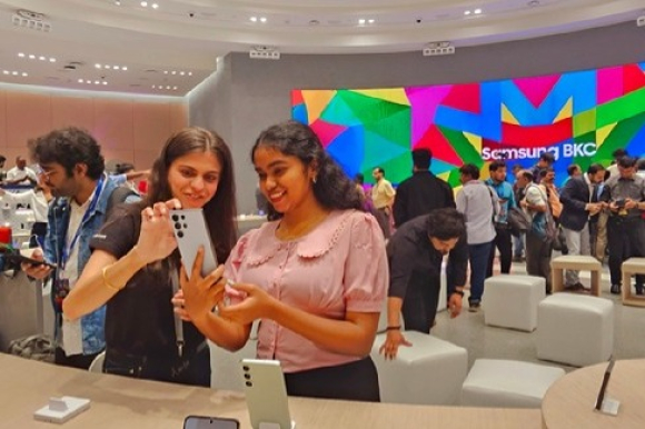 Samsung　opens　premium　experience　store　in　Mumbai　