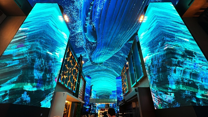 Aurora,　an　immersive　entertainment　street　at　Inspire　Entertainment　Resort　(Courtesy　of　Inspire)