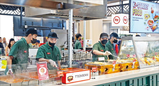 Lotte　Mart　debuts　Korean　street　food　store　in　Indonesia　