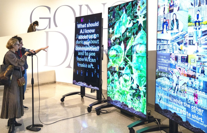 LG　Electronics　presented　art　pieces　at　the　Guggenheim　Museum　in　New　York,　depicting　communication　and　empathy　between　humans　and　AI　technology　through　OLED　TV