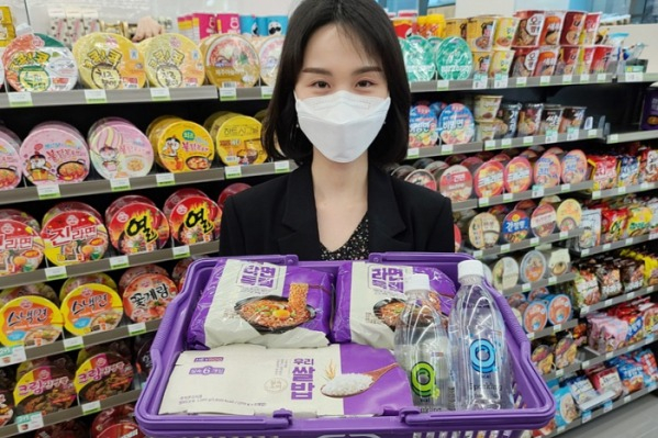 Shopping　basket　filled　with　products　of　Heyroo,　CU's　private　label　(Courtesy　of　BGF　Retail)