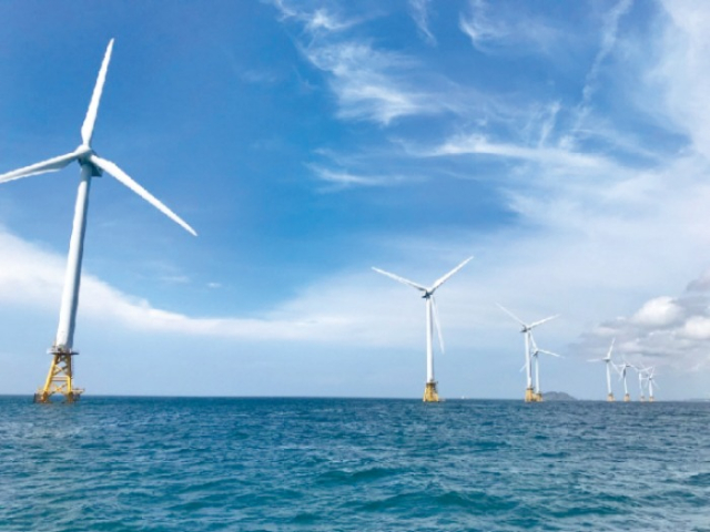 Offshore　wind　towers　on　the　coast　of　Sinan　County,　South　Jeolla　Province
