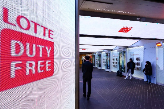 Entrance　to　a　Lotte　duty-free　outlet　in　downtown　Seoul　(Courtesy　of　Yonhap)
