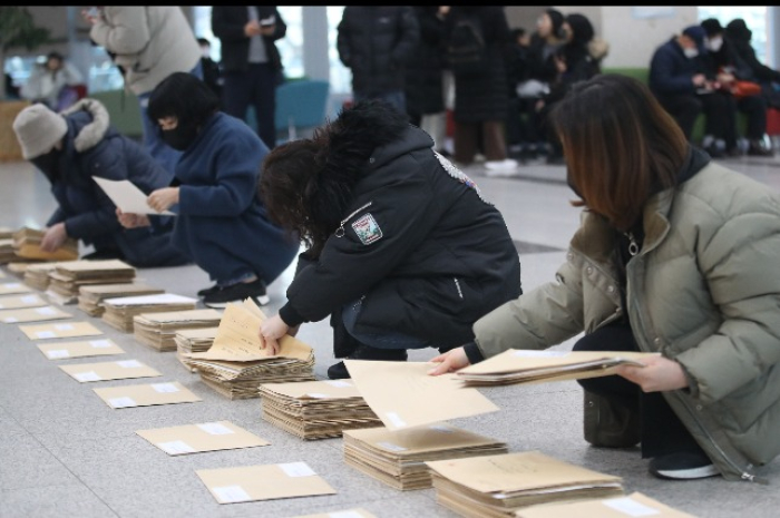 Investors sorting out petitions asking compensation for losses from their investment in HSCEI ELS, accusing banks of misselling at the National Assembly lobby on Jan. 30, 2024 (Courtesy of News1 Korea)
