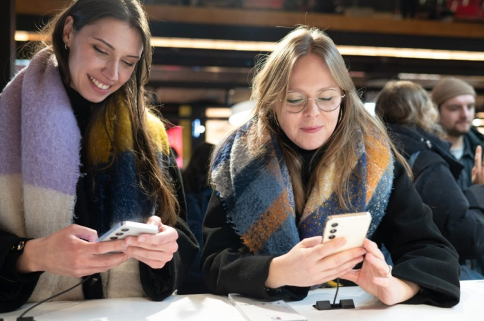 Customers　try　the　Galaxy　S24　at　a　shopping　mall　in　Paris　on　Jan.　17,　2024　(Courtesy　of　Samsung)