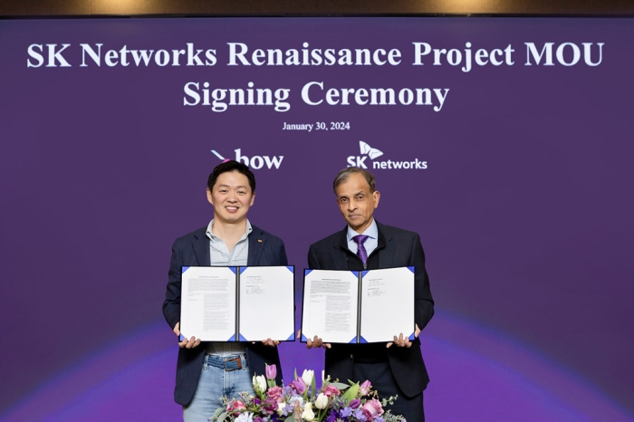 SK　Networks　President　and　Chief　Operating　Officer　Choi　Sunghwan　(left)　and　Bow　Capital　Chairman　Vivek　Ranadive　take　a　picture　after　signing　an　MOU　on　Jan.　30,　2024,　in　Seoul　(Courtesy　of　SK　Networks)