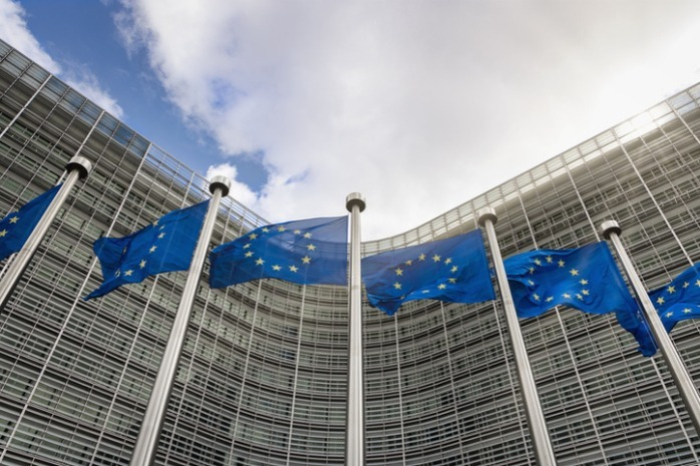 EU　flags　(Courtesy　of　Getty　Images)