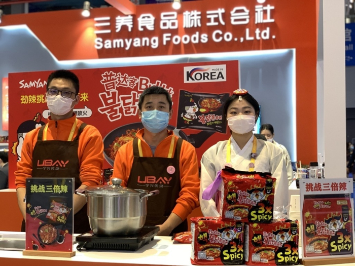 Hot　Chicken　Flavor　Ramen　promotion　booth　at　the　China　International　Import　Expo　on　Nov.　5,　2020,　in　Shanghai　(File　photo,　courtesy　of　Samyang　Foods)