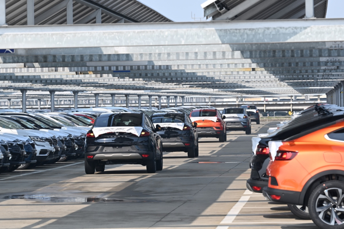 Vehicles　parked　at　a　seaport　for　exports