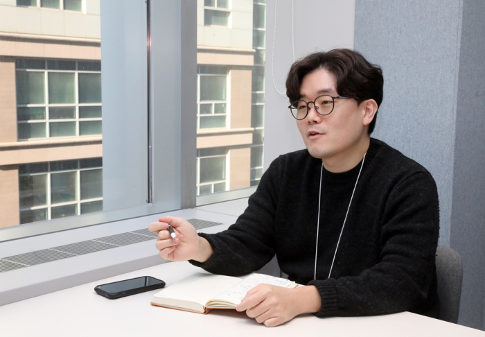 Son Dong-chan is a frozen food buyer at E-Mart