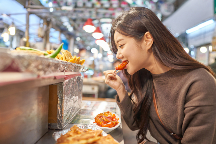 Tteokbokki　is　a　popular　Korean　street　food