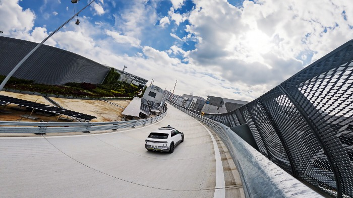 The　IONIQ　5　robotaxi　on　a　test　drive