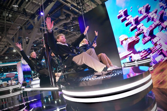 CES　participants　ride　on　SK　Telecom's　Magic　Carpet,　an　AI-backed　means　of　future　mobility,　at　CES　2024　(Courtesy　of　News1　Korea)