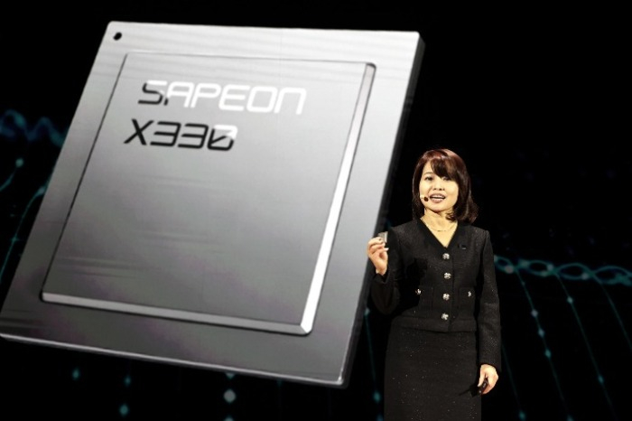 Sapeon　Chief　Executive　Officer　Ryu　Soojung　introduces　the　X330　to　the　press　in　Seoul　(Courtesy　of　Yonhap)