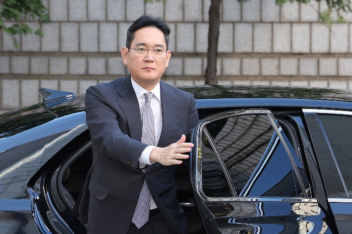 Jay Y. Lee, chairman of Samsung Electronics, arrives at Seoul Central District Court for a hearing in November 2023