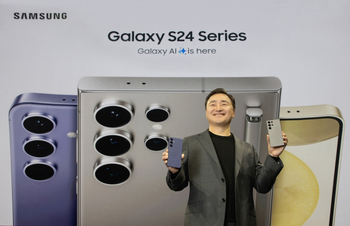 TM　Roh,　president　and　head　of　Samsung　Mobile　eXperience　(MX)　division,　shows　the　Galaxy　S24　series　at　Galaxy　Unpacked　2024