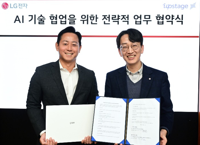 Choi　Hong-joon,　Upstage　vice　president　(left)　and　Gong　Hyuk-joon,　LG　Electronics'　head　of　IT　customer　experience　(Courtesy　of　LG　Electronics)