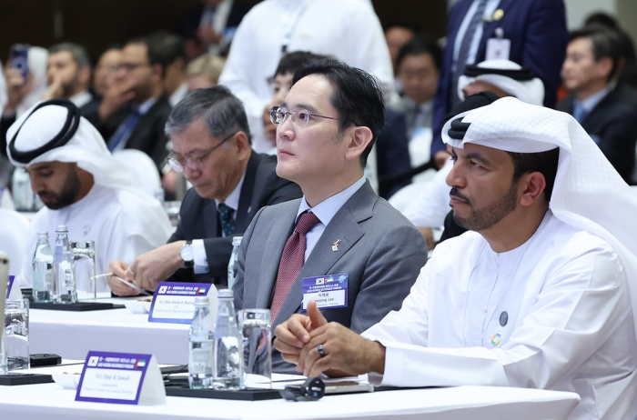 Samsung　Chairman　Jay　Y.　Lee　(center)　and　other　Korean　business　leaders　at　a　business　forum　in　Abu　Dhabi,　UAE　last　year