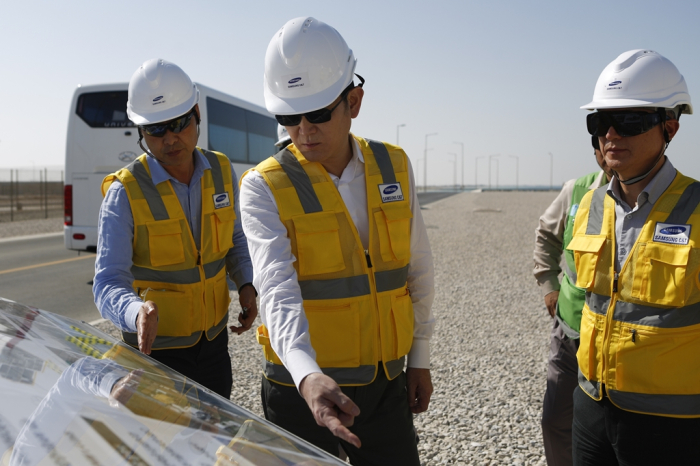 Samsung　leader　Jay　Y.　Lee　(center)　visits　the　construction　site　of　the　Barakah　nuclear　power　plant　project　in　the　UAE　in　2022