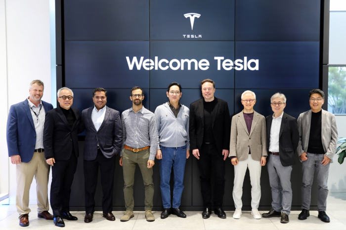Samsung　Chairman　Jay　Y.　Lee　(center)　meets　with　Tesla　CEO　Elon　Musk　in　Silicon　Valley　to　discuss　business　cooperation　in　early　May　2023