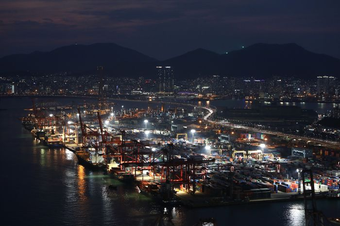 A　general　view　of　the　Busan　Port　in　Busan,　South　Korea. PHOTO: CHUNG　SUNG-JUN/GETTY　IMAGES