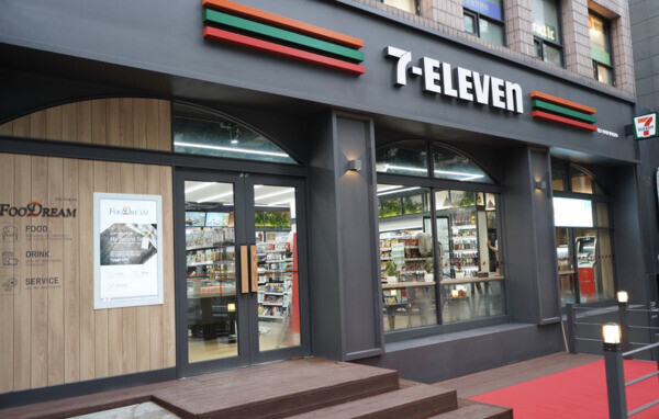 7-Eleven　store　in　Korea　(Courtesy　of　Korea　Seven)