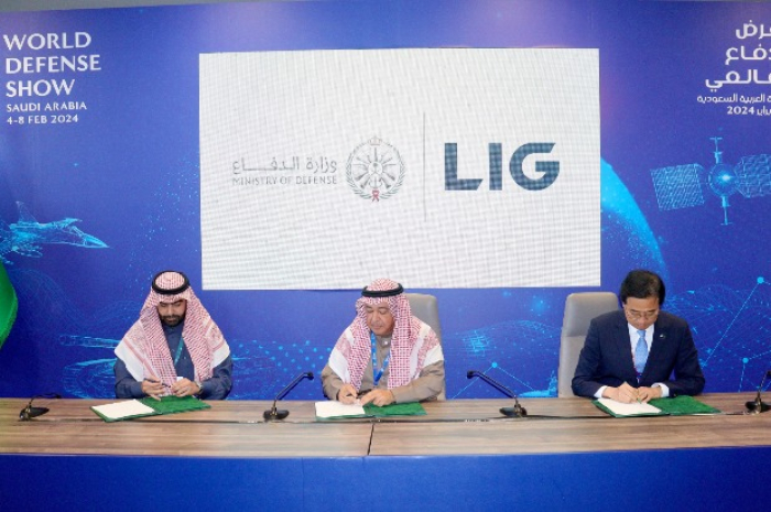 Lee Hyun-soo (on right), head of LIG Nex1's overseas business division, signs a US.2 billion deal to export M-SAM II system to Saudi Arabia with Khalid bin Hussein Al-Bayari, the Saudi assistant defense minister for executive affairs (in center), and Mohammed bin Saleh Al-Athel, the deputy governor of the Saudi General Authority for Military Industries, during a ceremony held on the sidelines of the WDS 2024 on Feb. 6, 2024. (Courtesy of Yonhap)