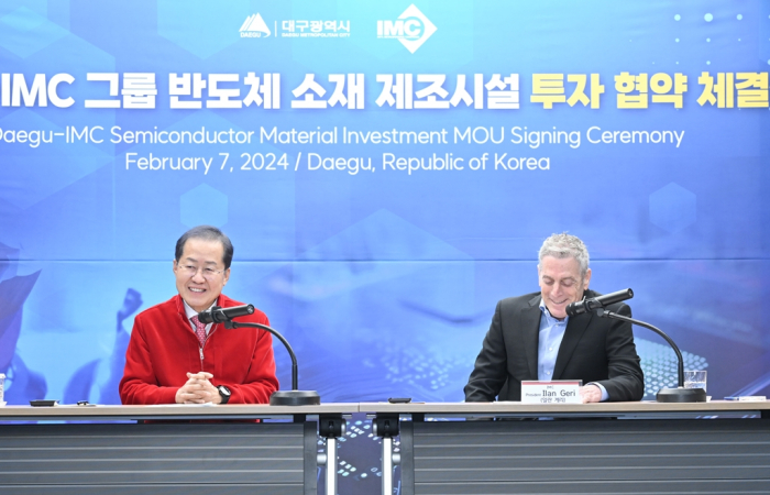 Daegu　Mayor　Hong　Joon-pyo　(left)　and　Ilan　Geri,　president　of　IMC　Group,　meet　the　press　after　the　Berkshire　Hathaway-owned　company　agreed　to　invest　　million　in　the　city