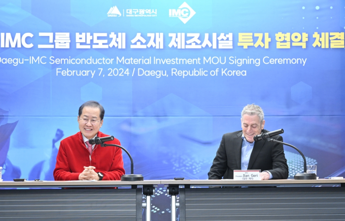 Daegu Mayor Hong Joon-pyo (left) and Ilan Geri, president of IMC Group, meet the press after the Berkshire Hathaway-owned company agreed to invest million in the city