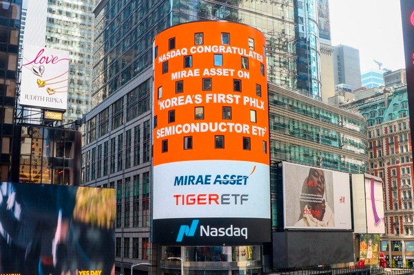 Mirae　Asset　Global　Investments'　TIGER　ETF　advertisement　at　Times　Square,　New　York　(Courtesy　of　Mirae　Asset)