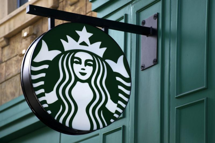 Starbucks　is　not　just　a　coffee　shop　in　Korea.　It's　a　social　space　and　a　workplace