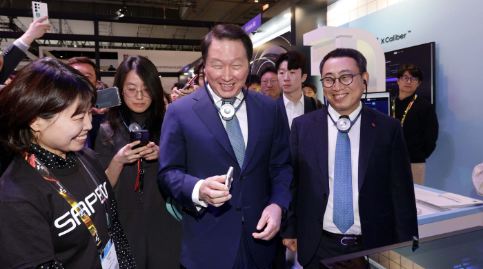 SK　Group　Chairman　Chey　Tae-won　(center)　visits　SK　Telecom's　booth　at　MWC　2023　in　Barcelona,　Spain